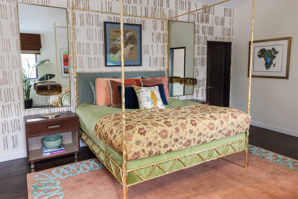 初级卧室四页床加多色枕头