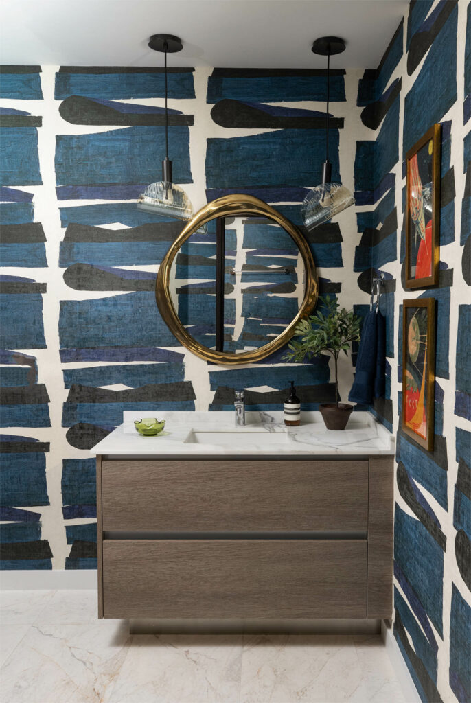 蓝黑线标本卫生间墙