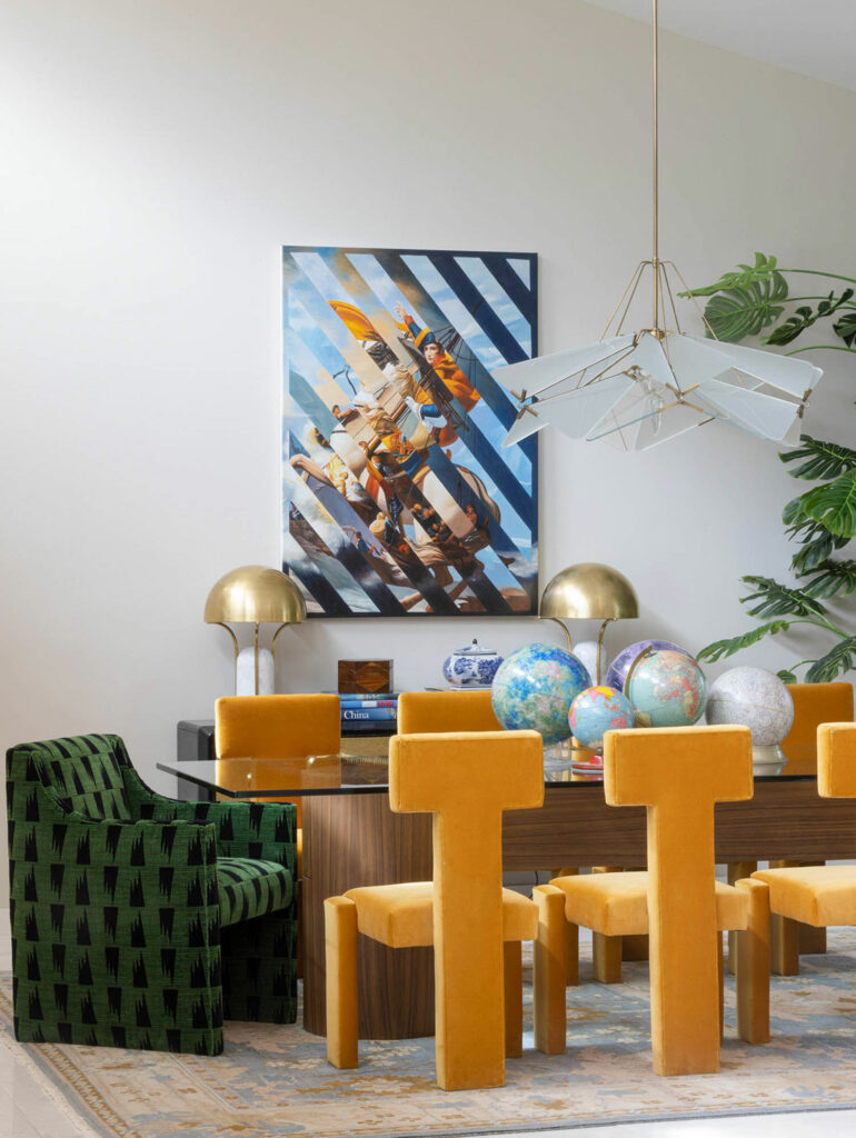 Plush橙色椅子T形状环绕餐桌大球居中