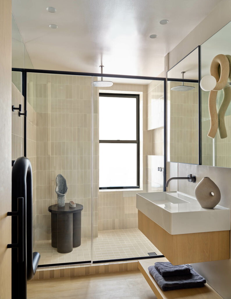 浴室外白垂直瓦和浮动水槽