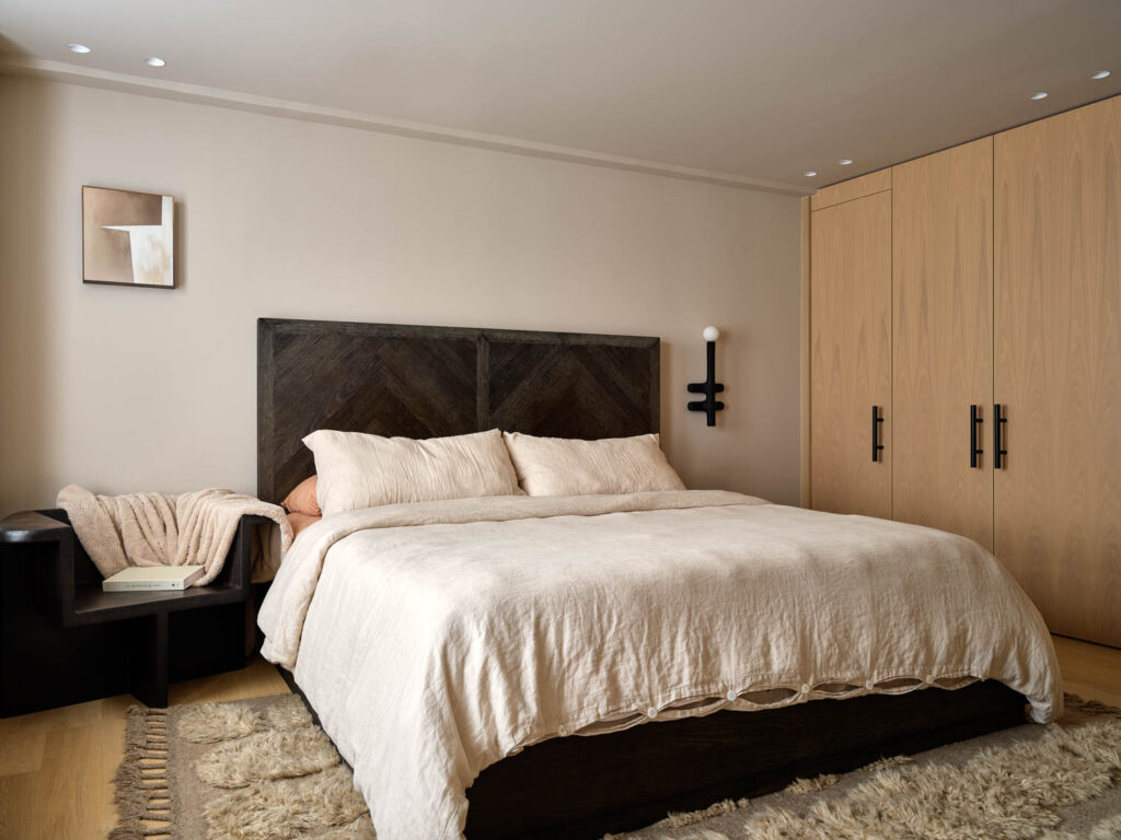 舒适卧室黑木床架和轻木板柜