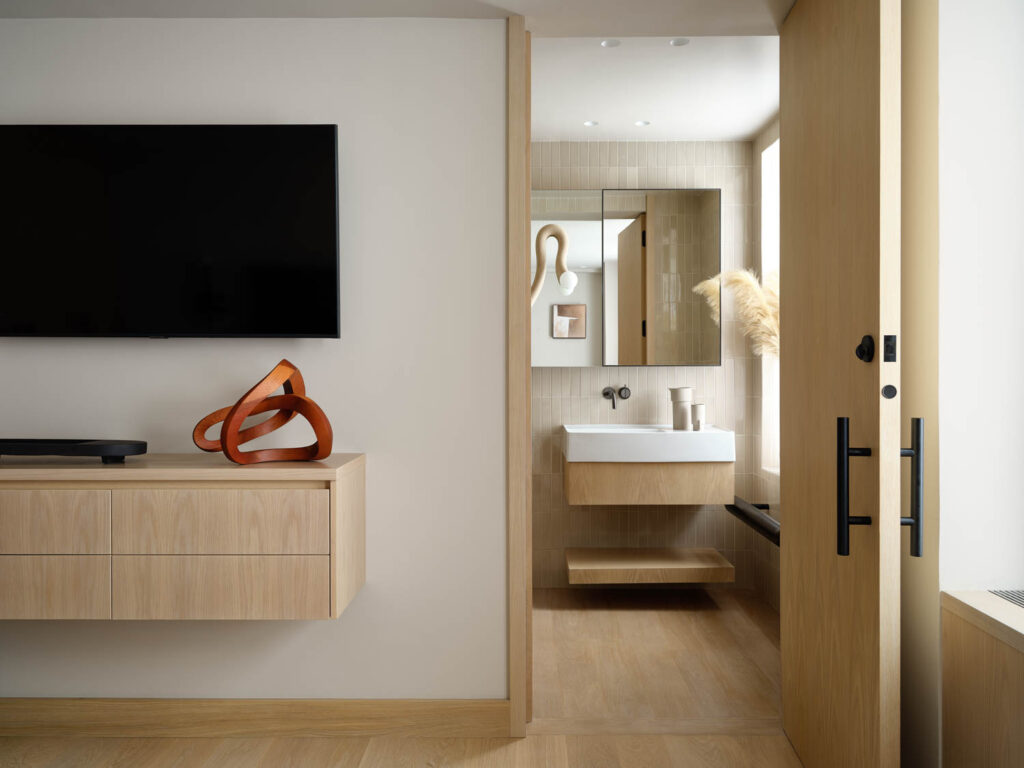 取初级卫生间从卧室, Fireclay瓦线 悬浮水槽后墙