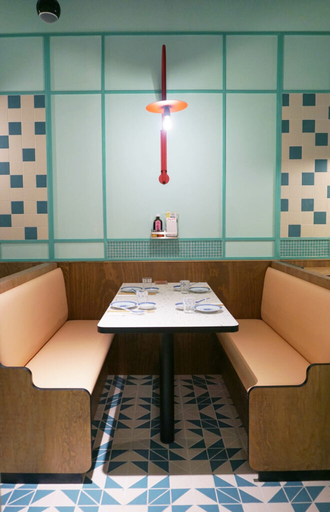 网墙后插座中国餐厅