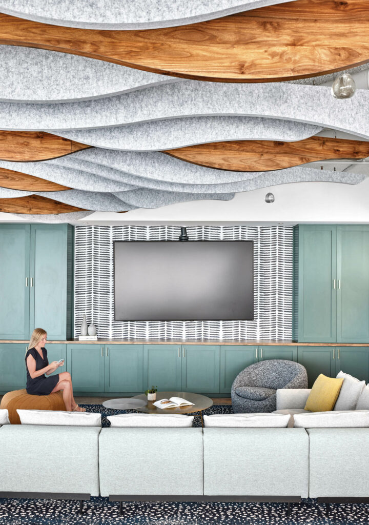 一个人坐在Appian办公楼的加长板上