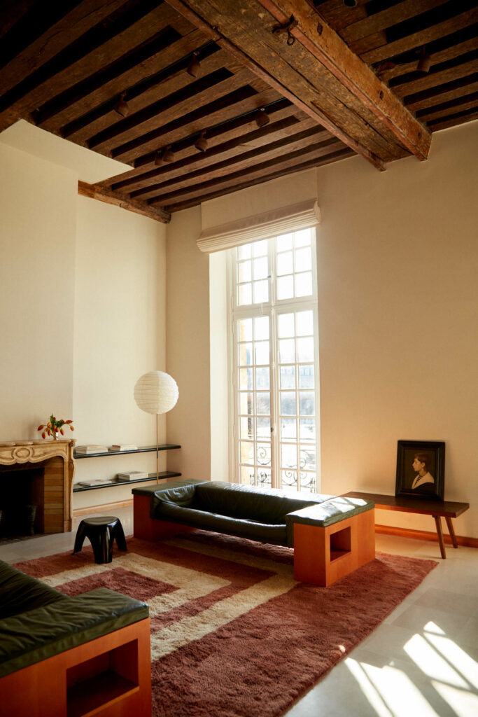 迷宫的现代客厅地毯由科林·王,得名于其模式