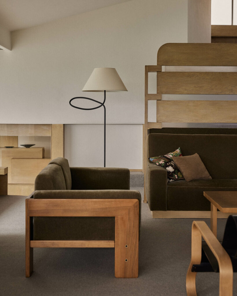 一个落地灯扭曲站坐在双人沙发