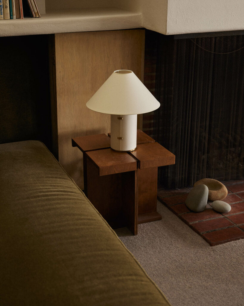 债券,由科林对特洛伊国王parchment-wrapped台灯照明坐落在一个茶几