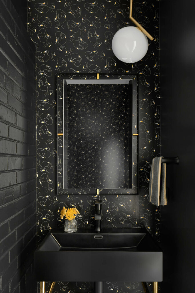 沉闷火药房黑漆砖和匹配黑黄墙纸