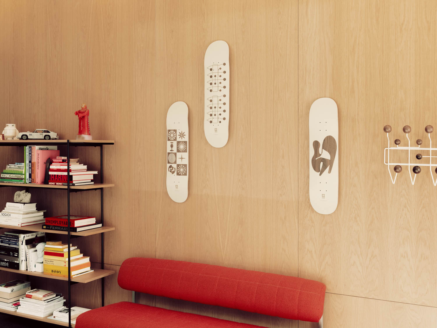 埃姆斯x全球滑板挂在墙上