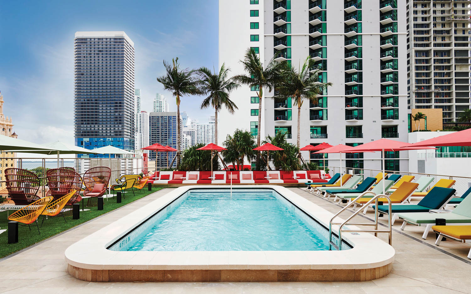 一个屋顶游泳池的灵感来自一个游轮在迈阿密的一个属性