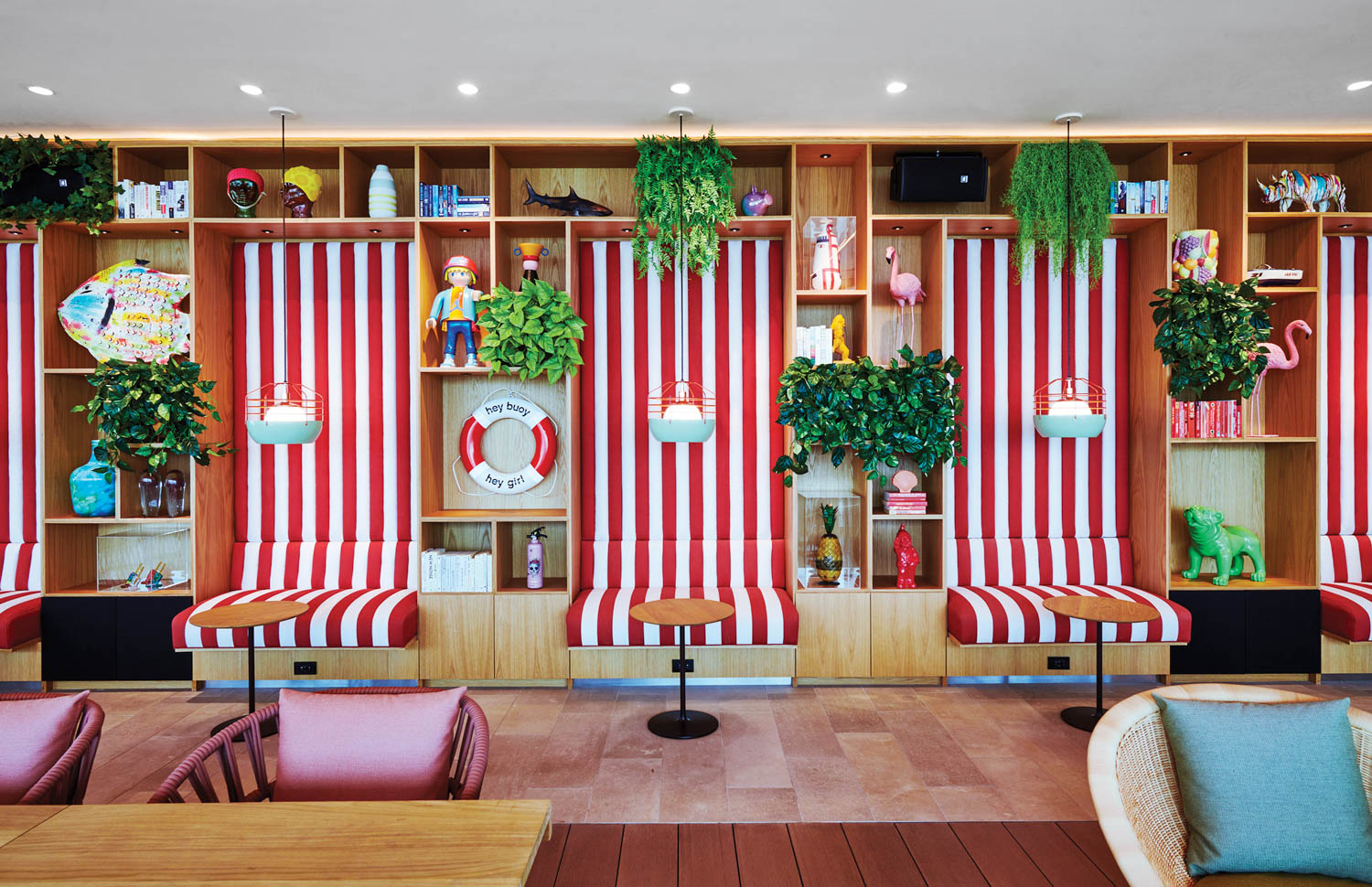 座位角落,像迈阿密沙滩椅的多功能性质