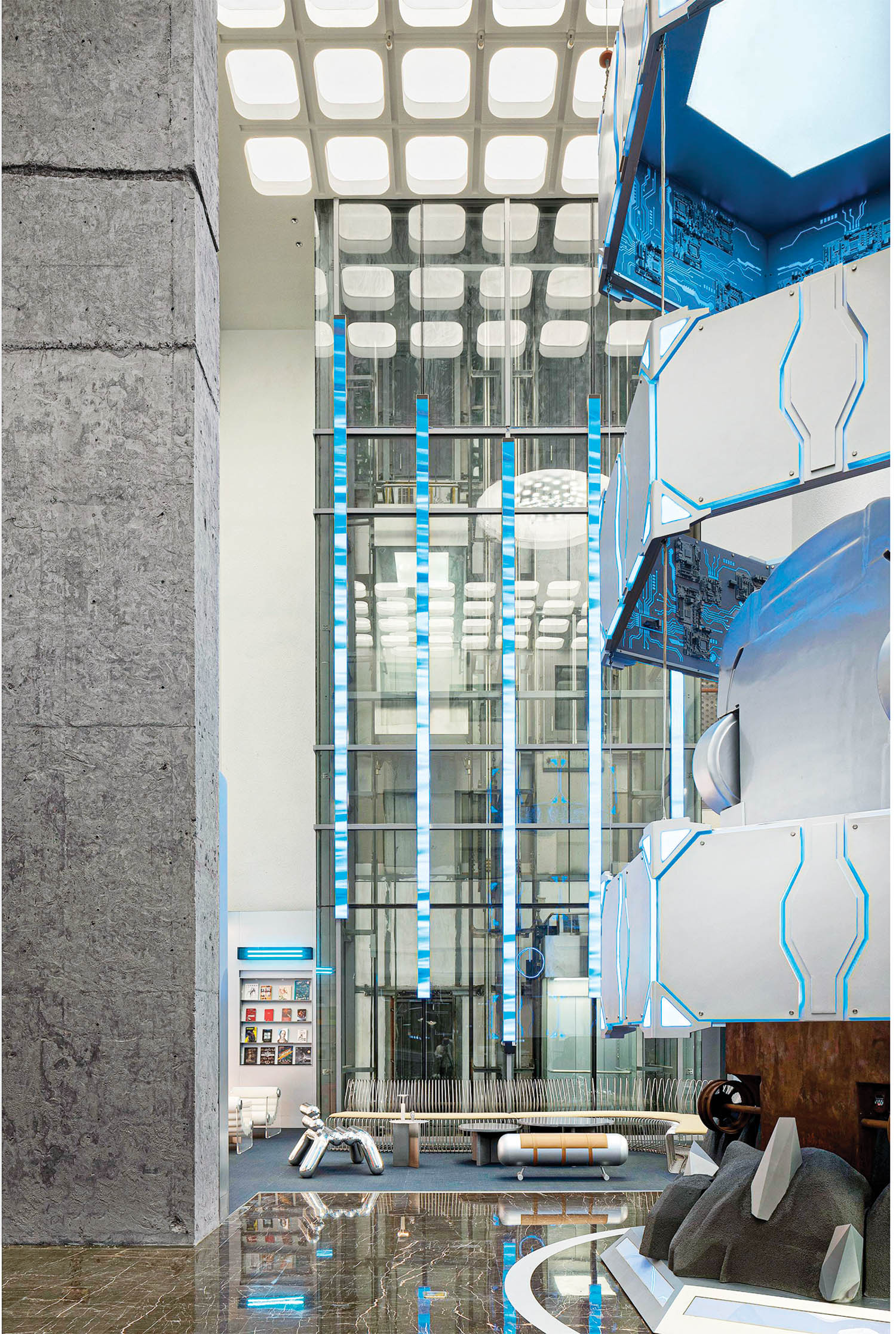 一个电路板雕塑car-themed一家酒店的大厅里