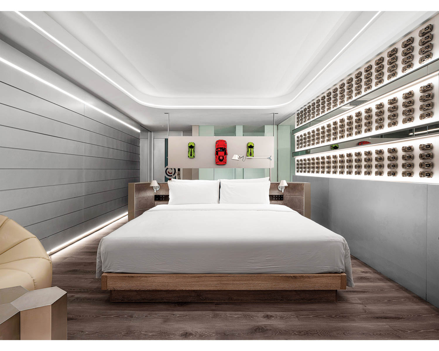 上面的模型赛车手在床上car-themed酒店