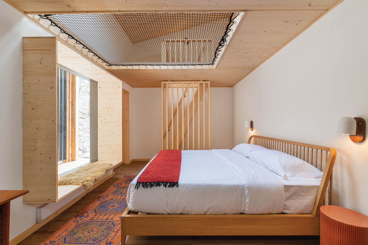 一个极简主义者的卧室在一个乡村的尖顶木屋