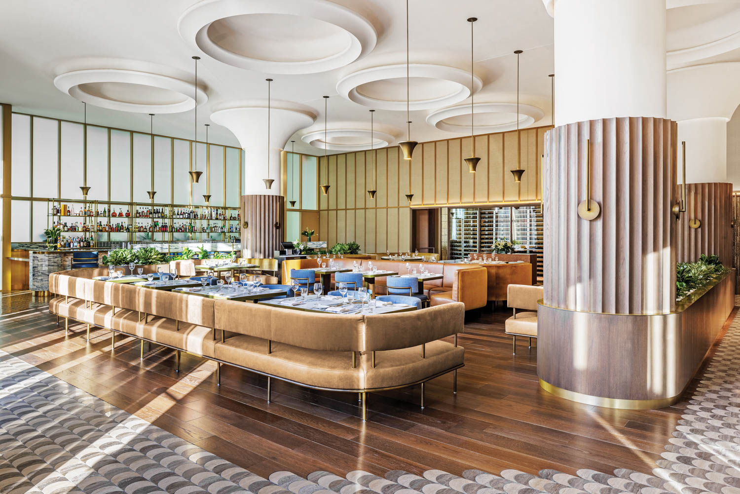 棕褐色皮革布斯座位下黄金吊坠灯勒中心思想