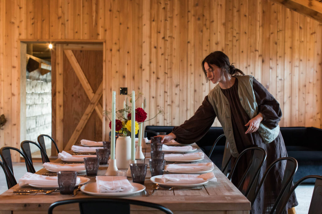 一个女人设置一个表在一个谷仓事件空间