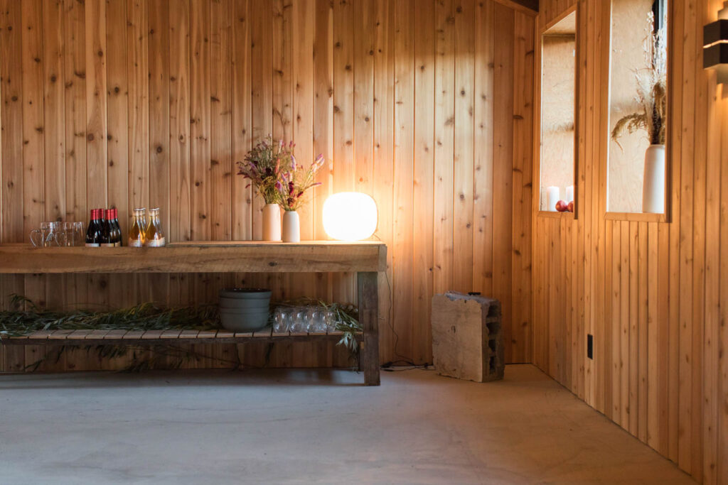 里面的谷仓,看到实木地板墙壁和柔和的灯光