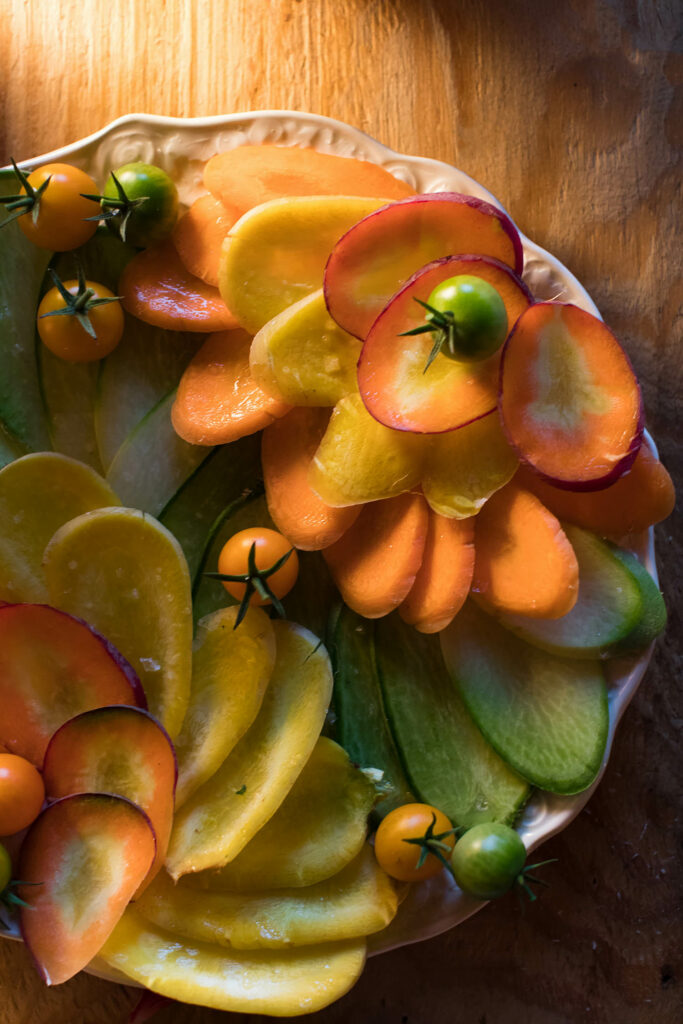 一盘新鲜的西红柿和黄瓜沙拉配菜