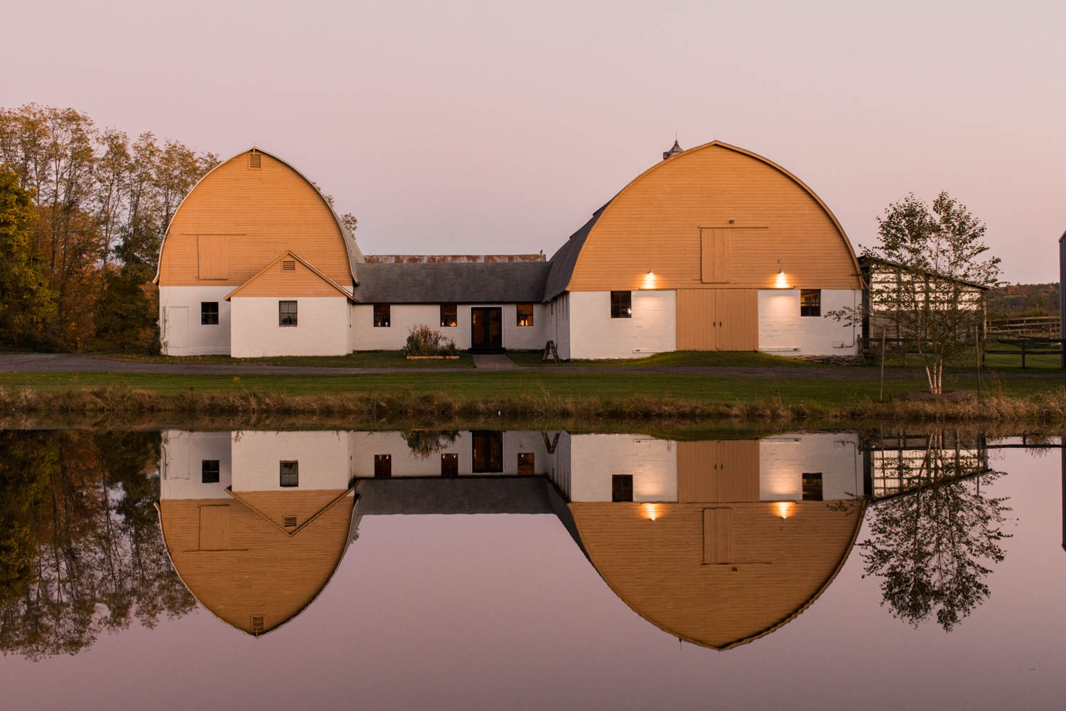 两片黄谷仓反射湖面