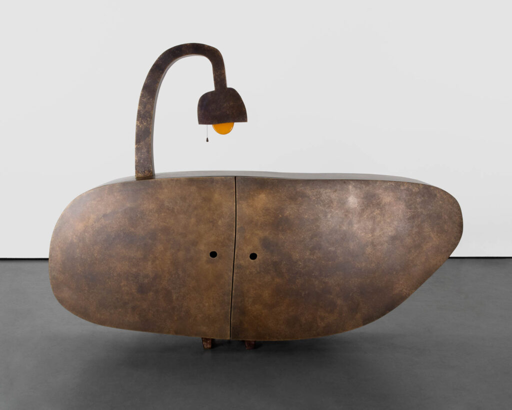 黄铜柜由玛腾拜斯轻滑过