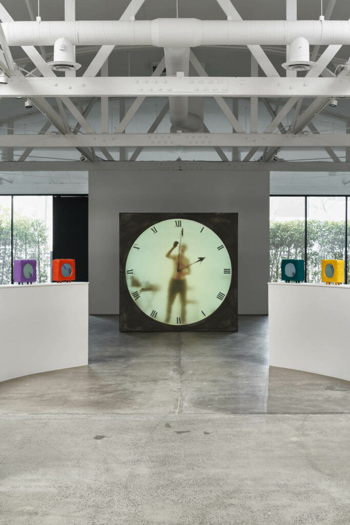 Maarten Baas出现在画廊半透明时钟后