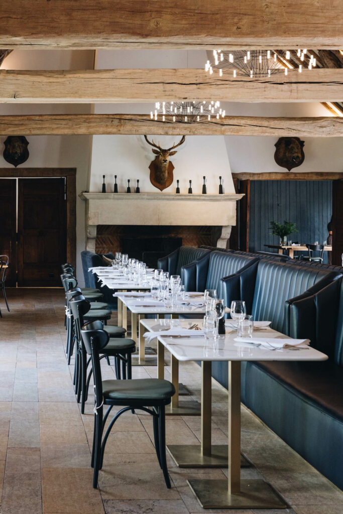 里博德斯庄园餐厅内有蓝席