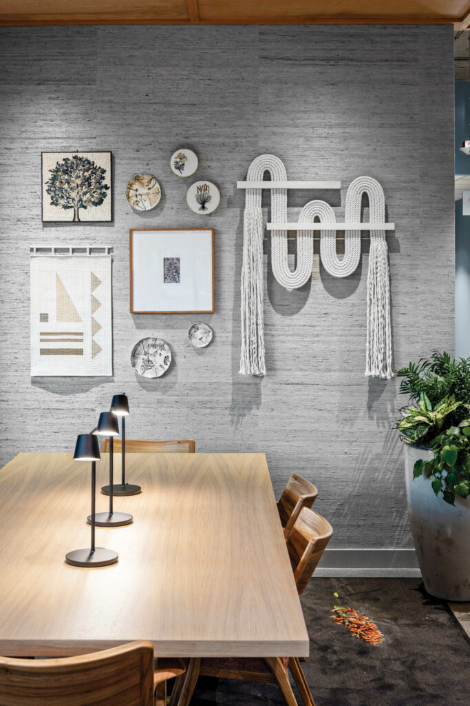 带本地艺术和墙挂在会议表