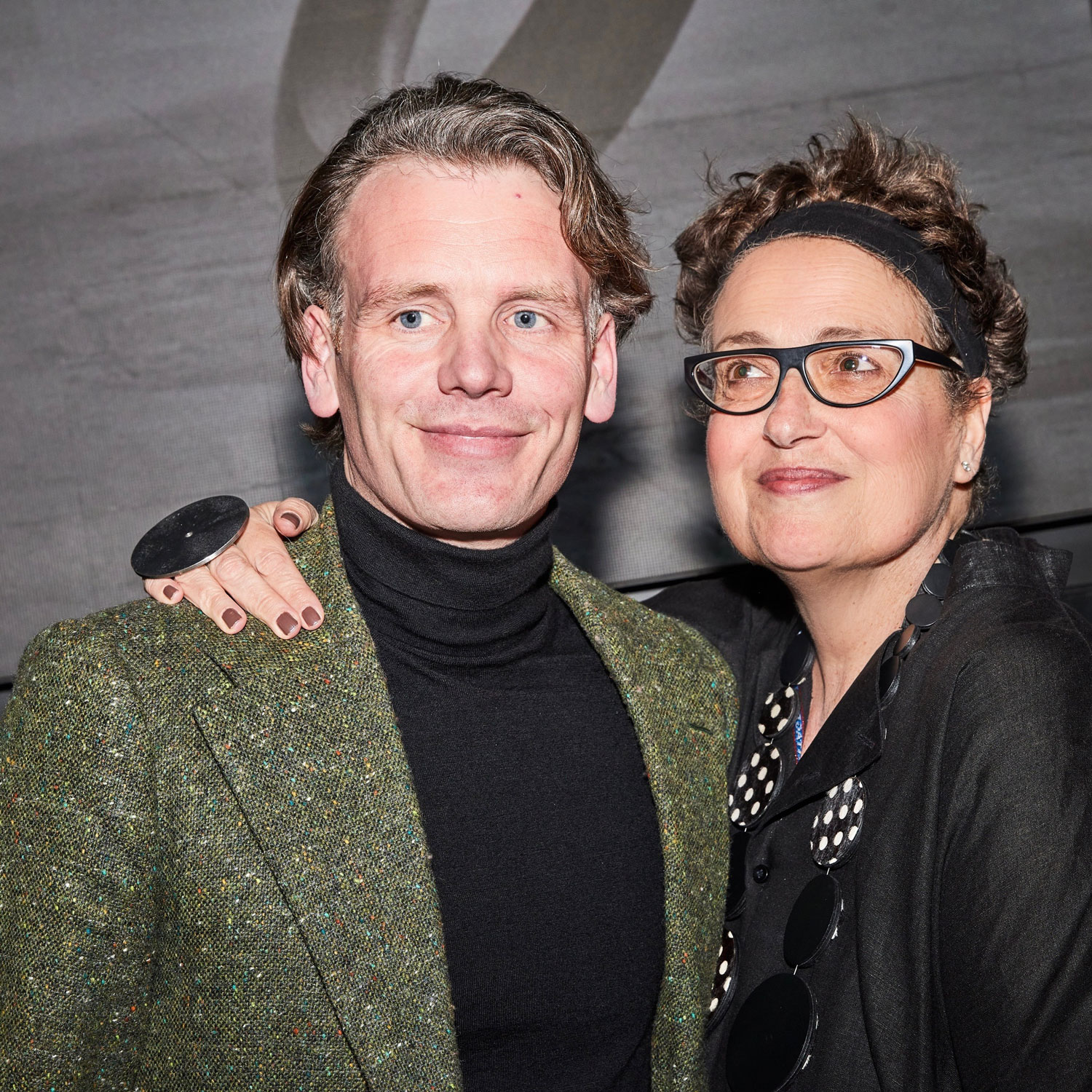 Joseph Walsh穿绿色服装Cindy Allen穿黑顶