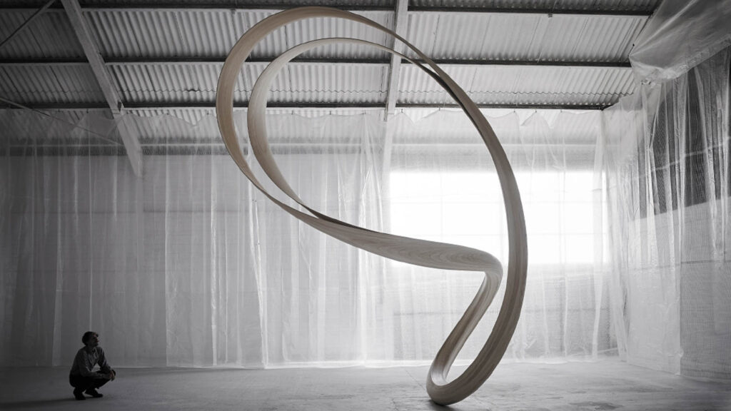 Josh Walsh用白窗帘仓库 Magnus雕塑