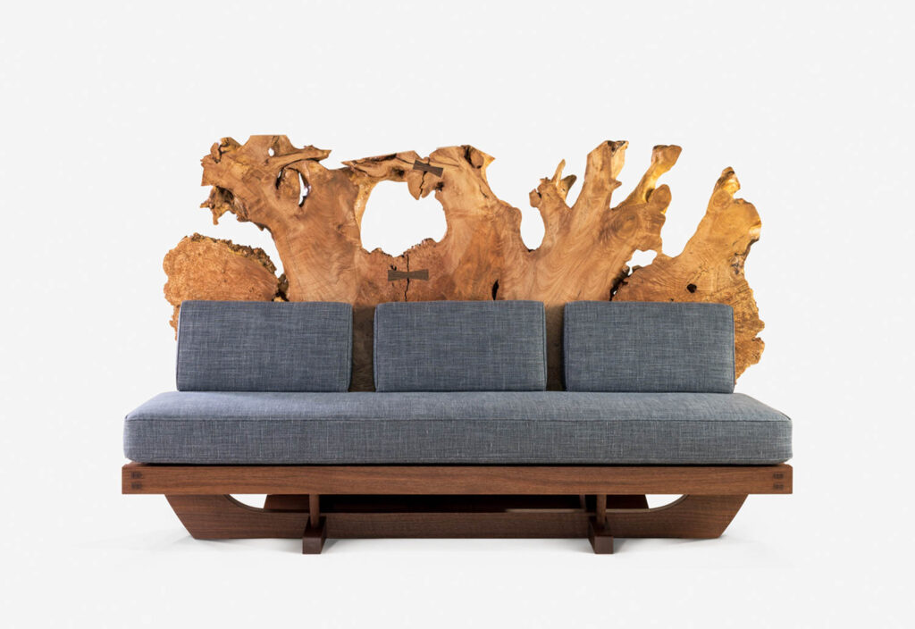 沙发上木块从背面上升