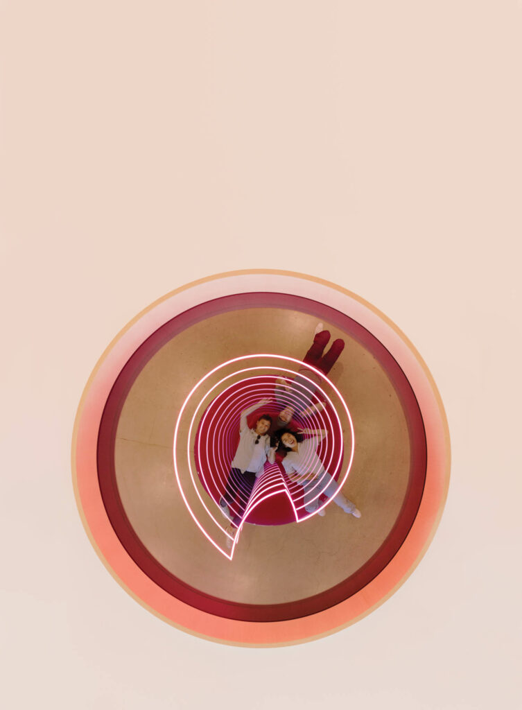 TinderLA办公墙上的圆形艺术