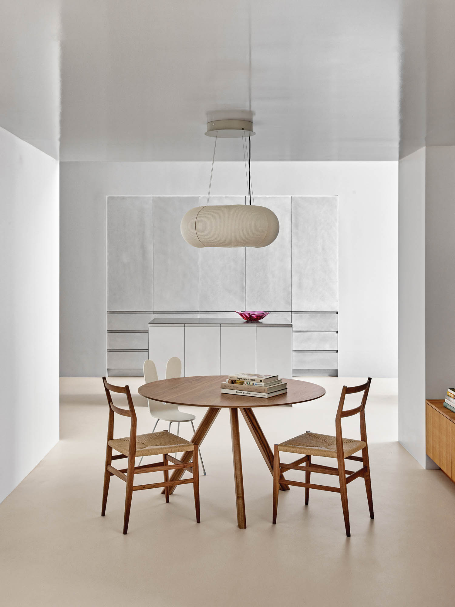 改革展室内嵌入式光下餐厅