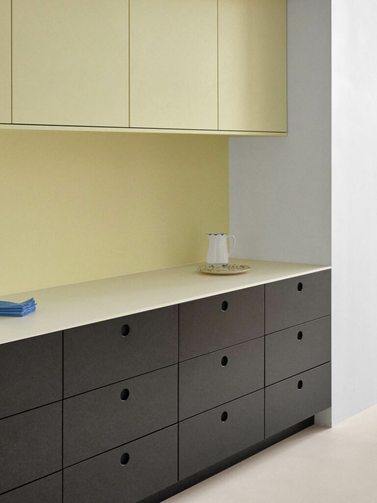 黑抽屉下贴黄柜