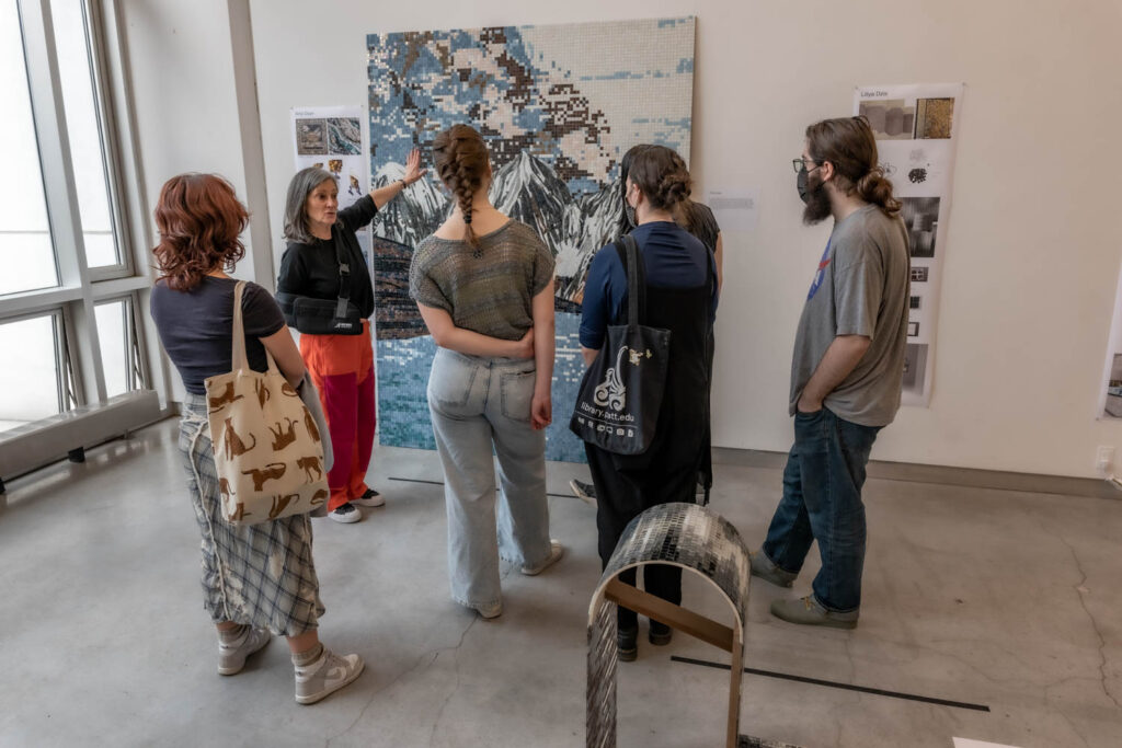 学生检验Pratt设计学院显示工作