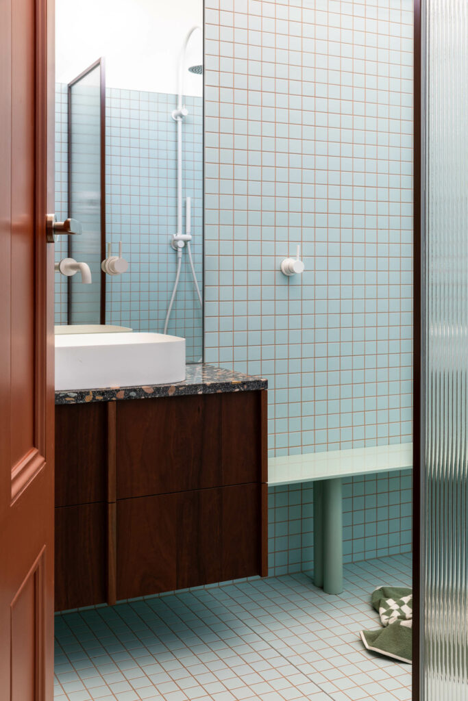 蓝瓦在一个Edwardian家浴室