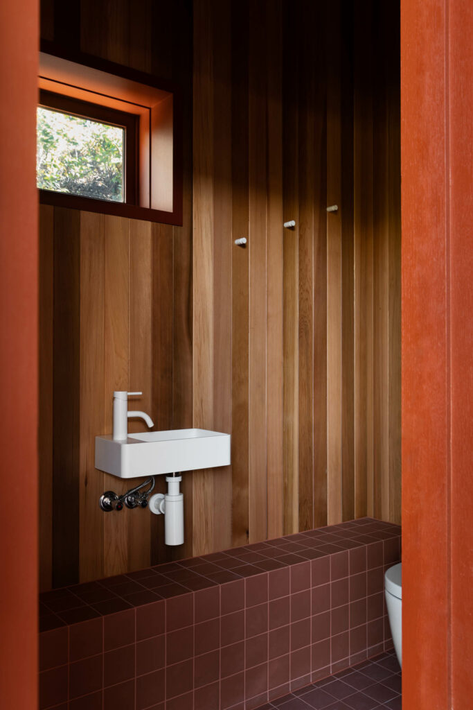 木板和红瓦相遇