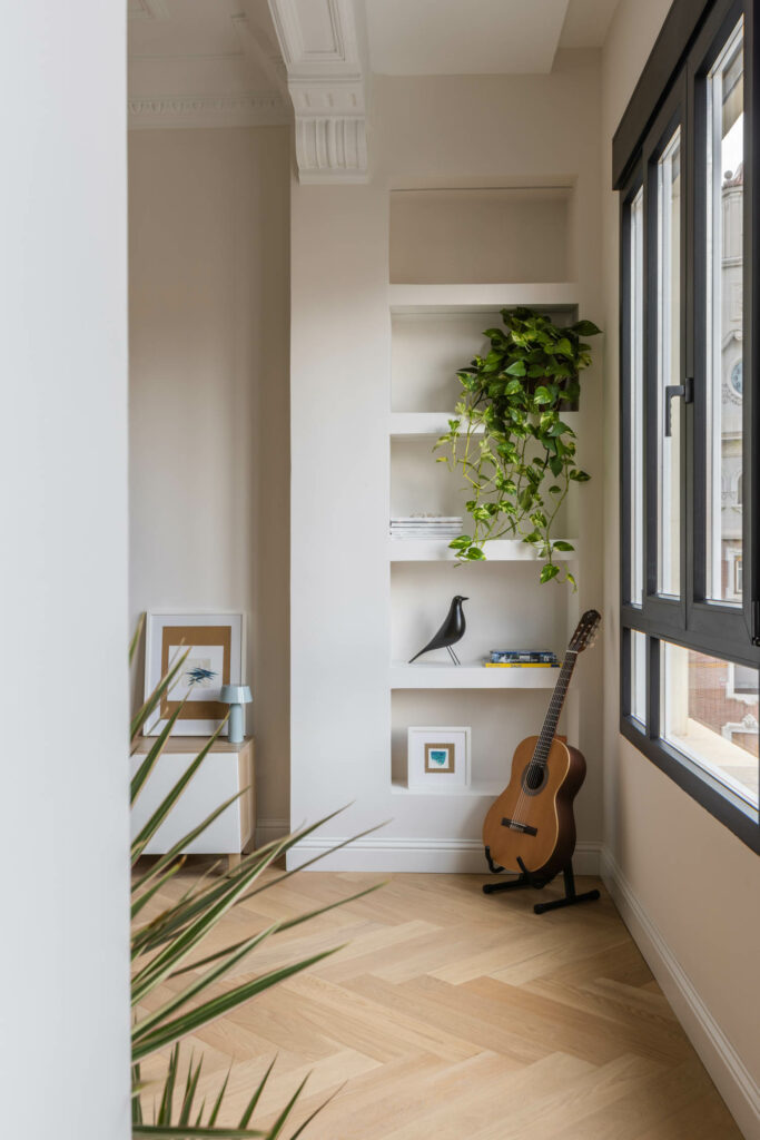 内置机架靠近窗头和地上吉他