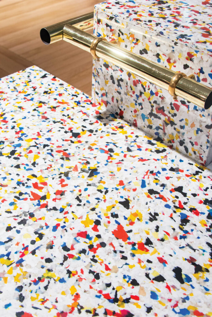 彩虹微博由压碎塑料废料制成