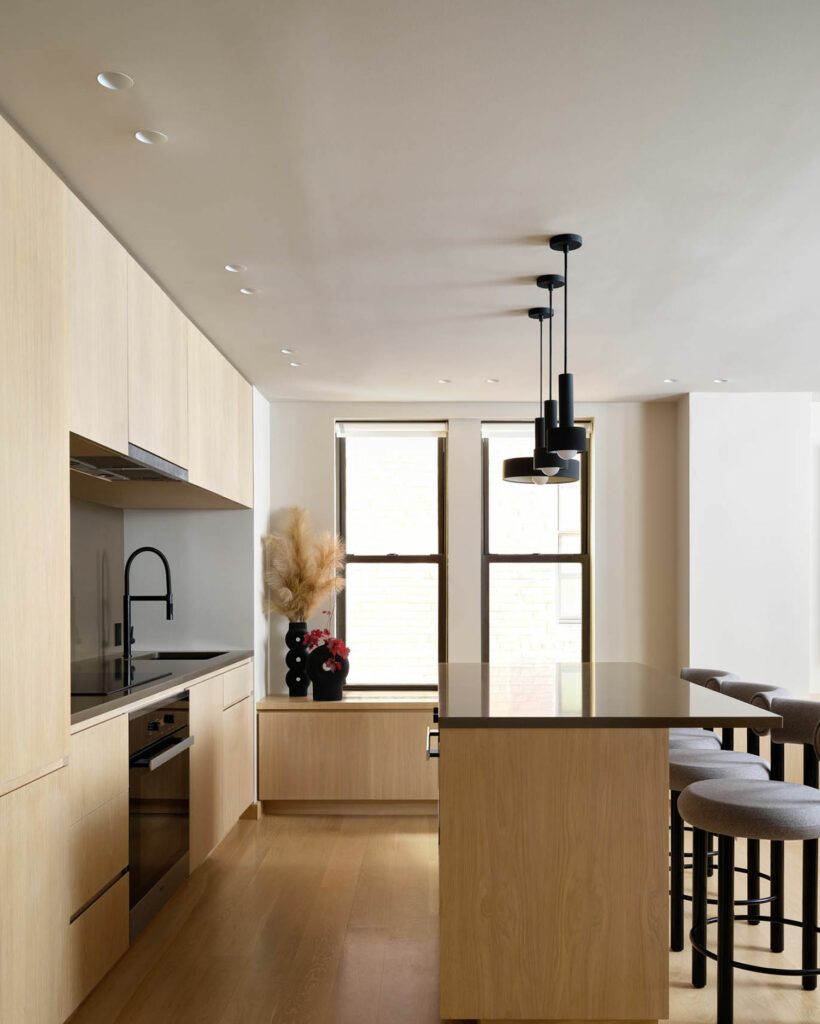 上东侧公寓装木柜的空厨房