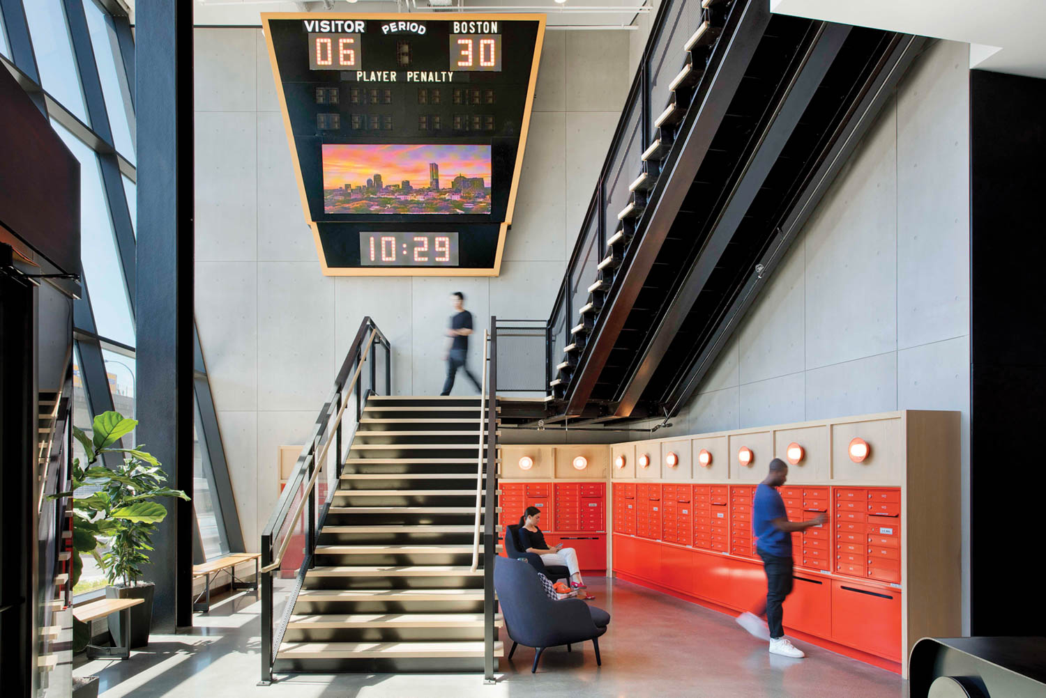 记分牌挂在波士顿公寓楼梯上