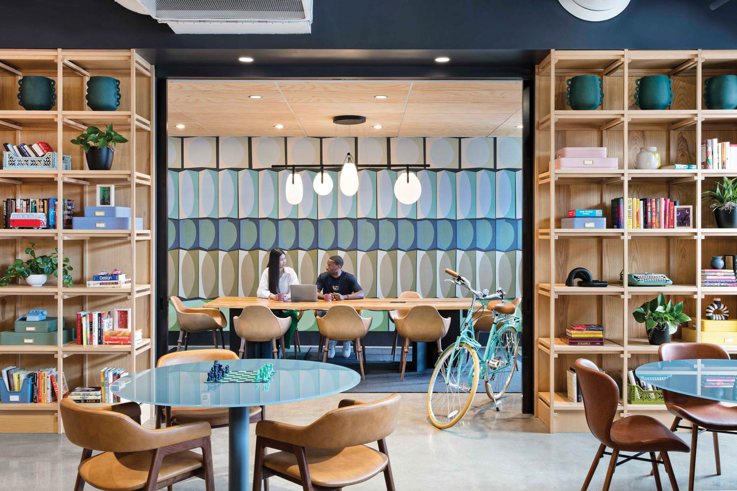 GenZ租客在现代公寓楼的休息室