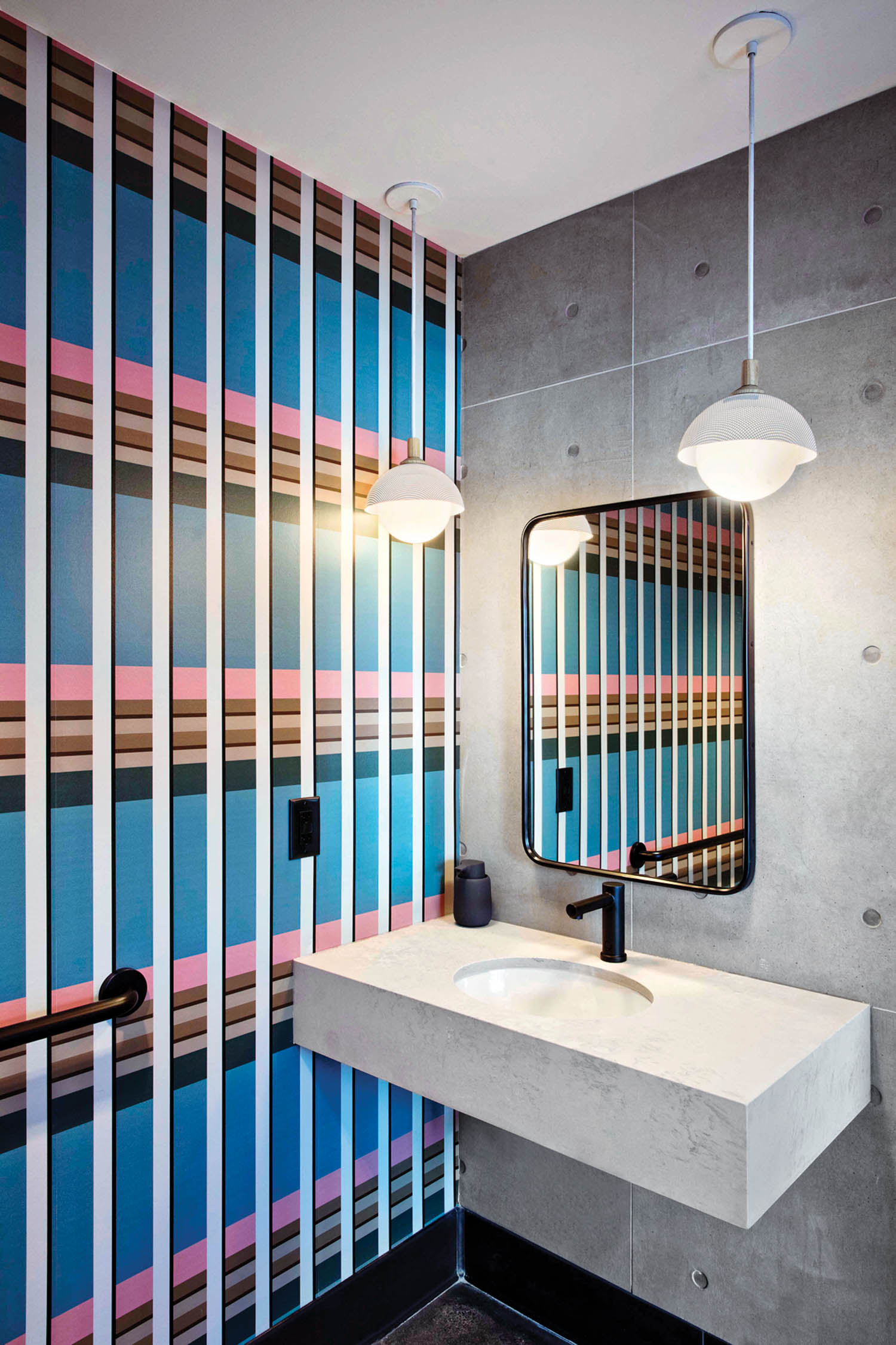 现代人卫生间蓝粉条墙