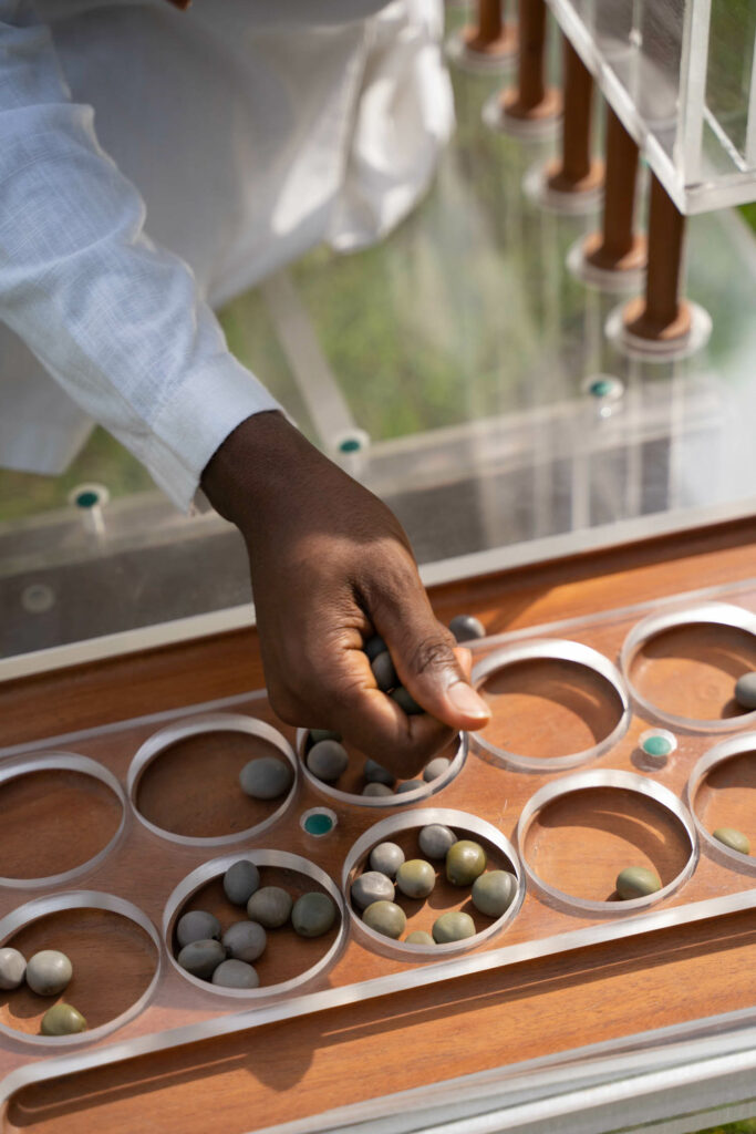 Egesi用同名长椅旁打Ayo