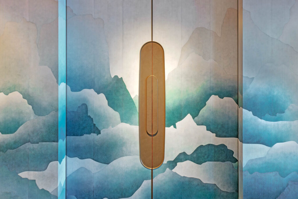 起居室门有云式壁画和青铜硬件