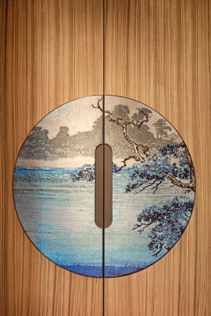 轮丝铺起起居室门