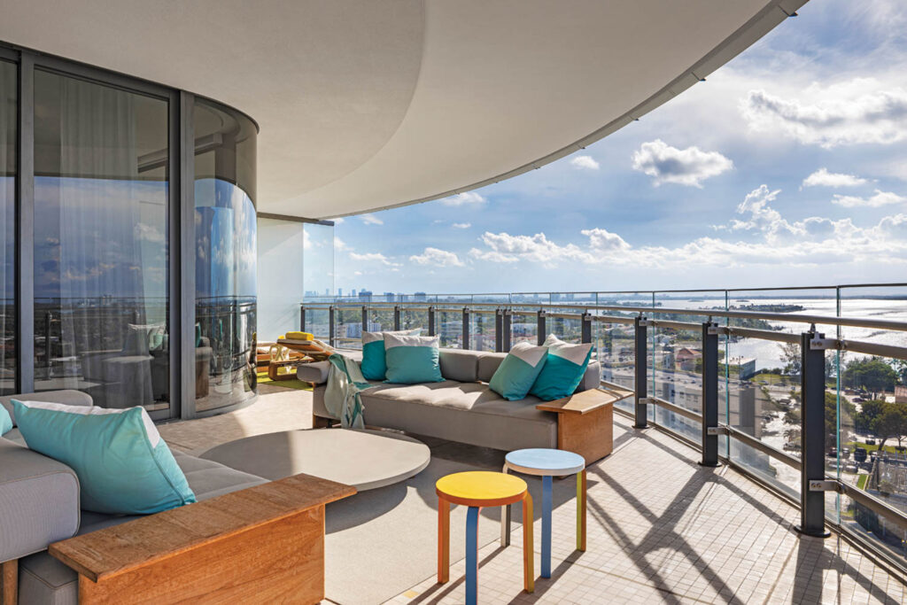 阴暗阳台装满多色凳子