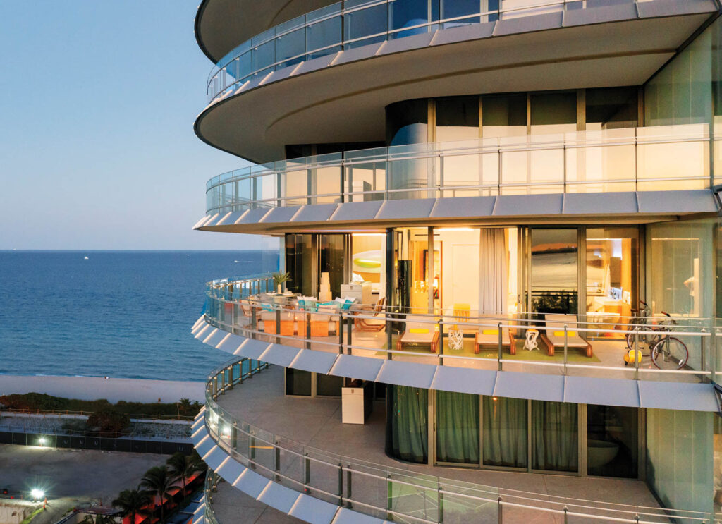 公寓楼阳台提供迈阿密市景