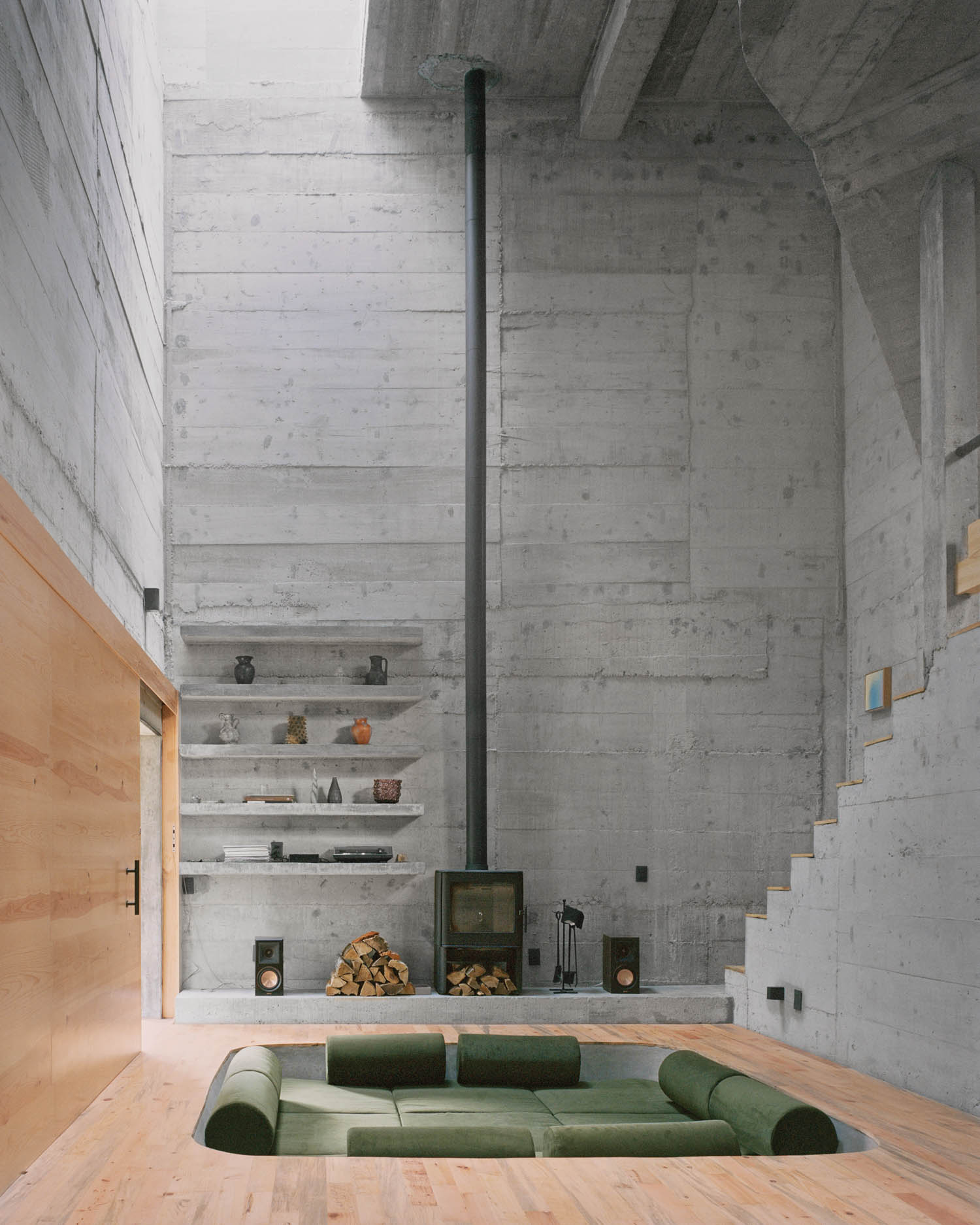 绿沉沙发 在墨西哥Brutarist掩体