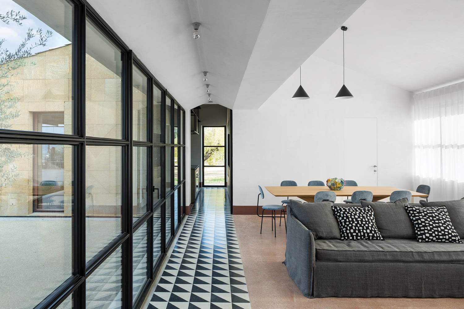 玻璃墙意大利别墅家庭区显示户外视图