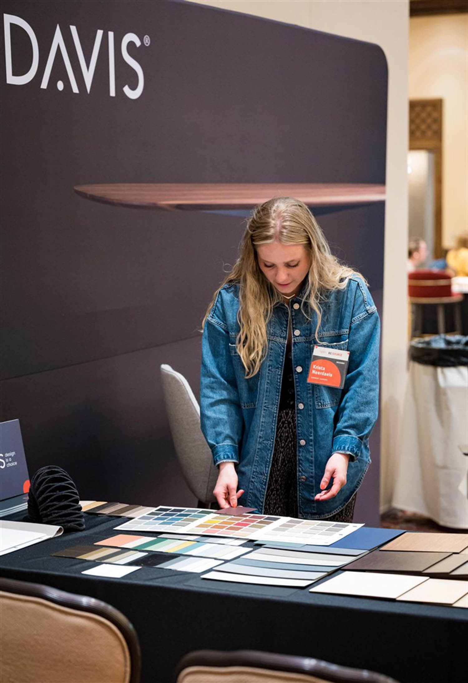 一个女人看设计素材